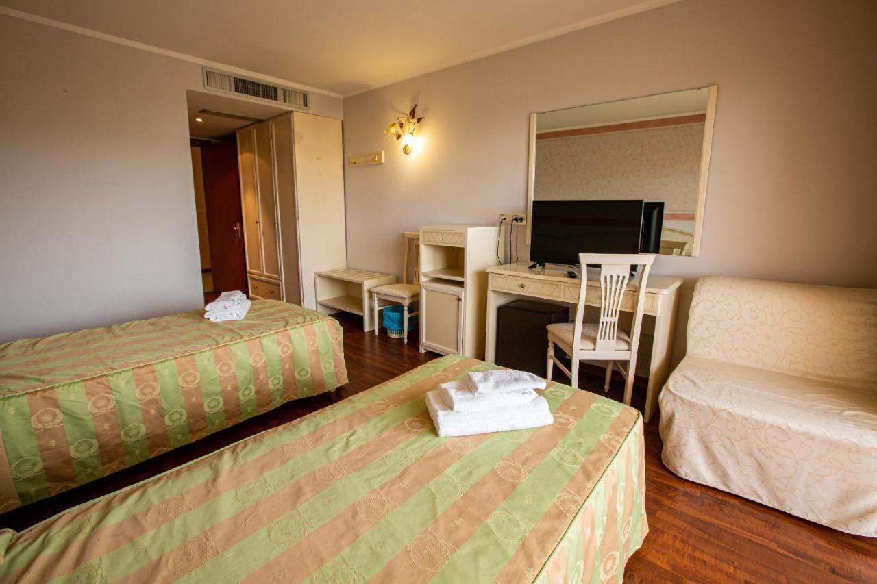 Hotel Villa Strassoldo "Ex Attianese Hotel Restaurant" แชร์วินญาโน เดล ฟริอูลี ภายนอก รูปภาพ