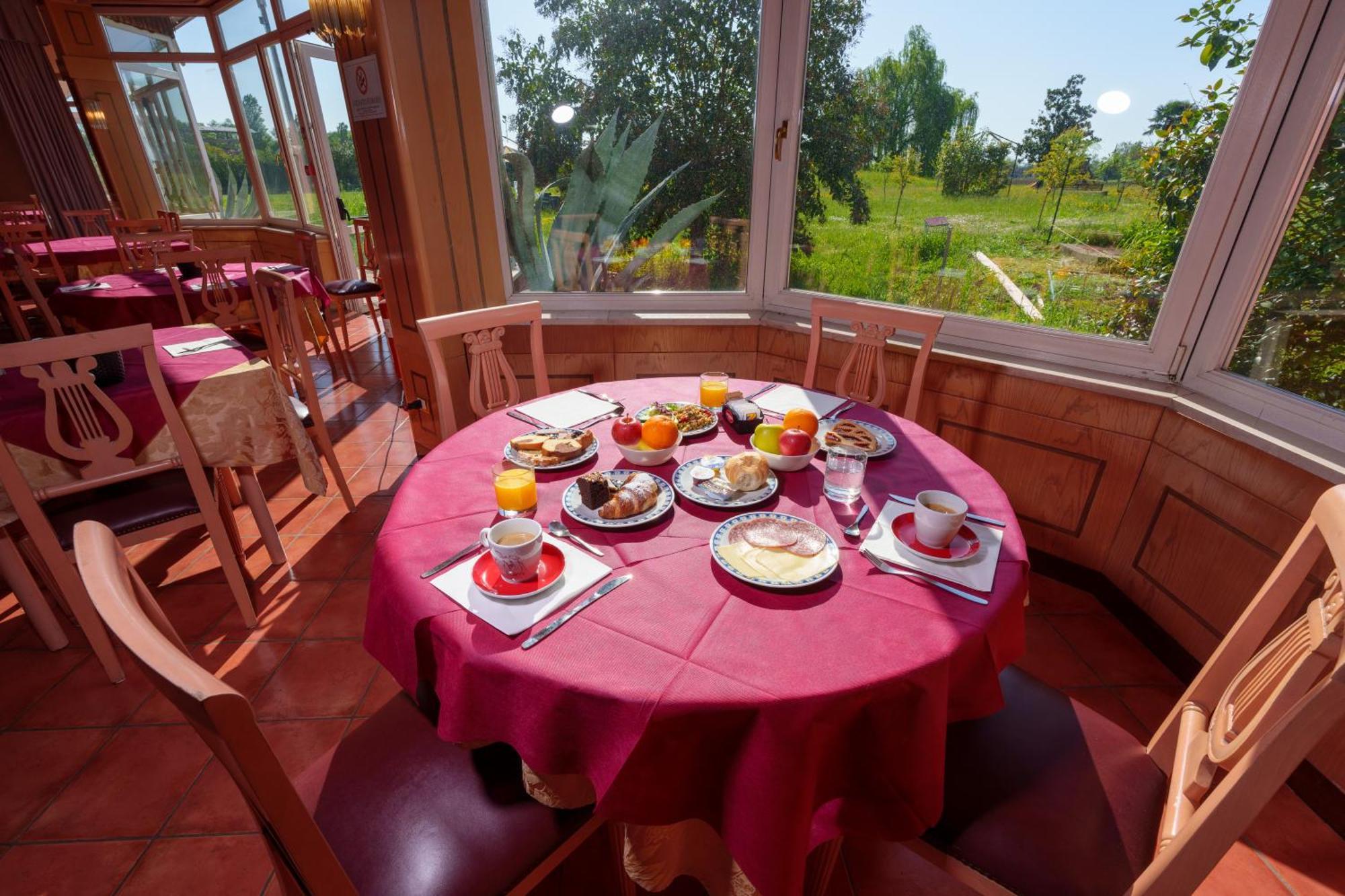 Hotel Villa Strassoldo "Ex Attianese Hotel Restaurant" แชร์วินญาโน เดล ฟริอูลี ภายนอก รูปภาพ