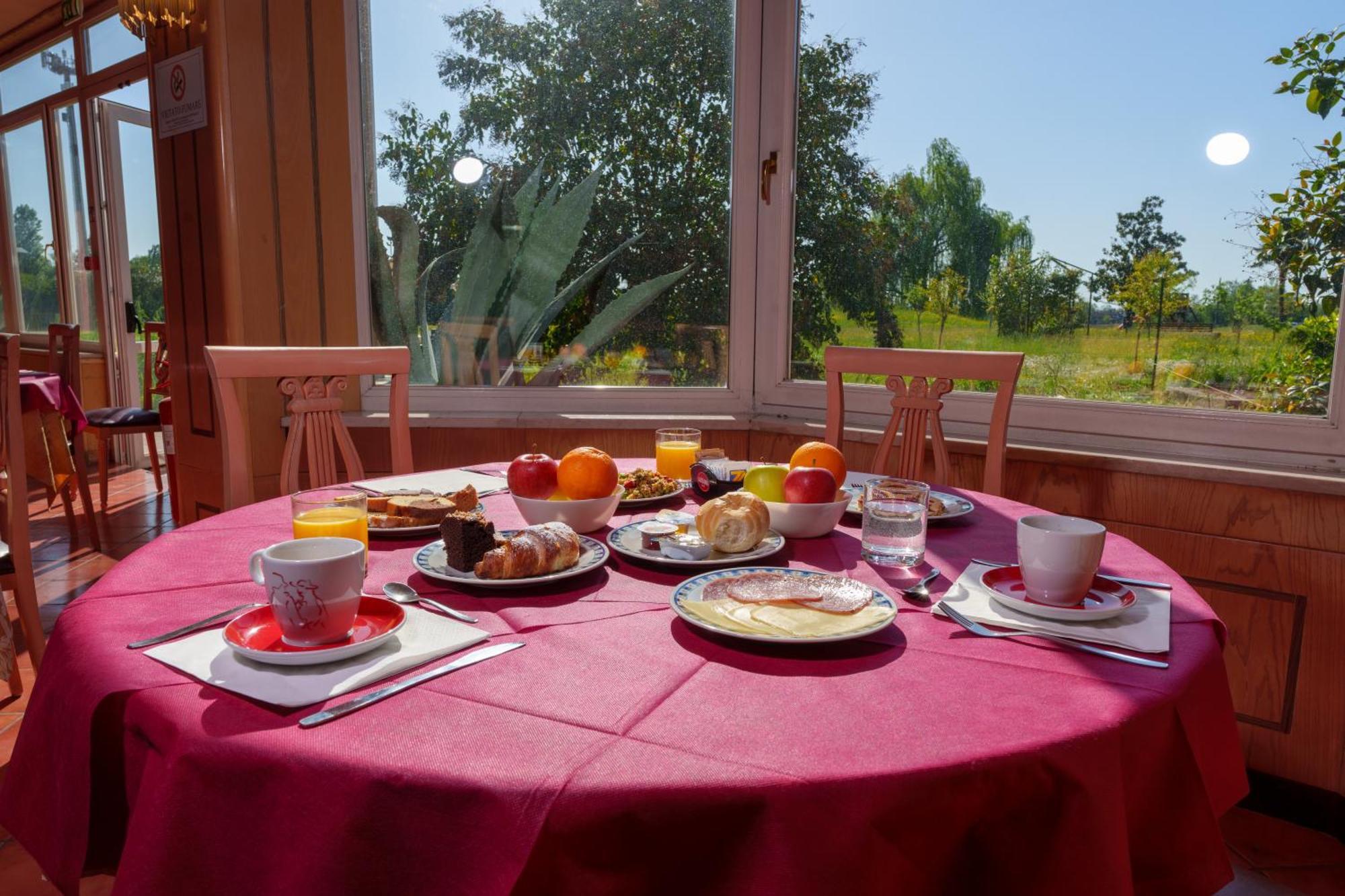 Hotel Villa Strassoldo "Ex Attianese Hotel Restaurant" แชร์วินญาโน เดล ฟริอูลี ภายนอก รูปภาพ