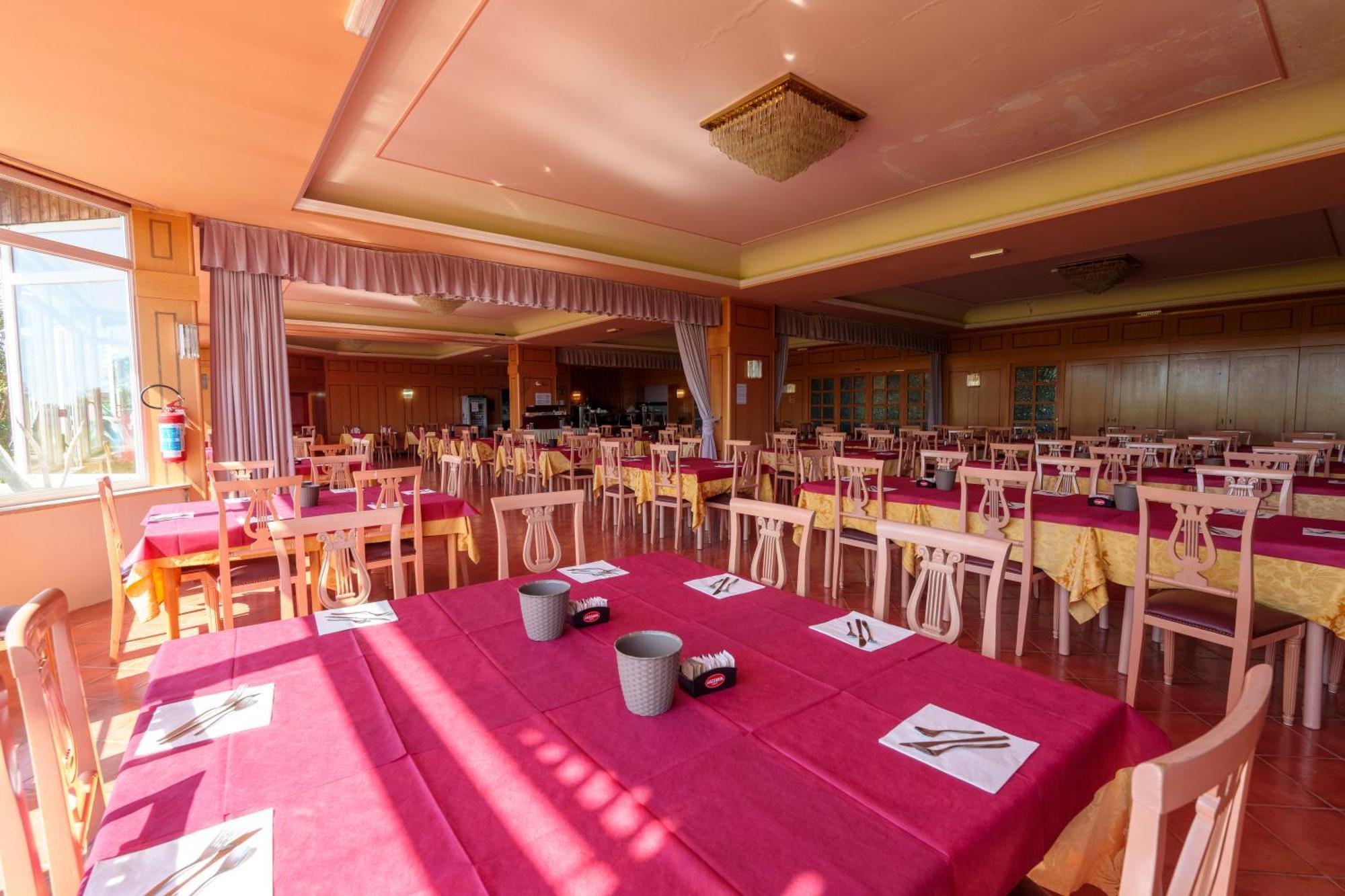 Hotel Villa Strassoldo "Ex Attianese Hotel Restaurant" แชร์วินญาโน เดล ฟริอูลี ภายนอก รูปภาพ